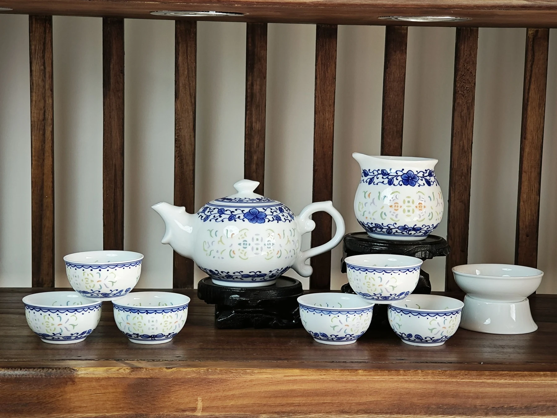 《七彩玲珑缠枝》10头手绘青花茶具