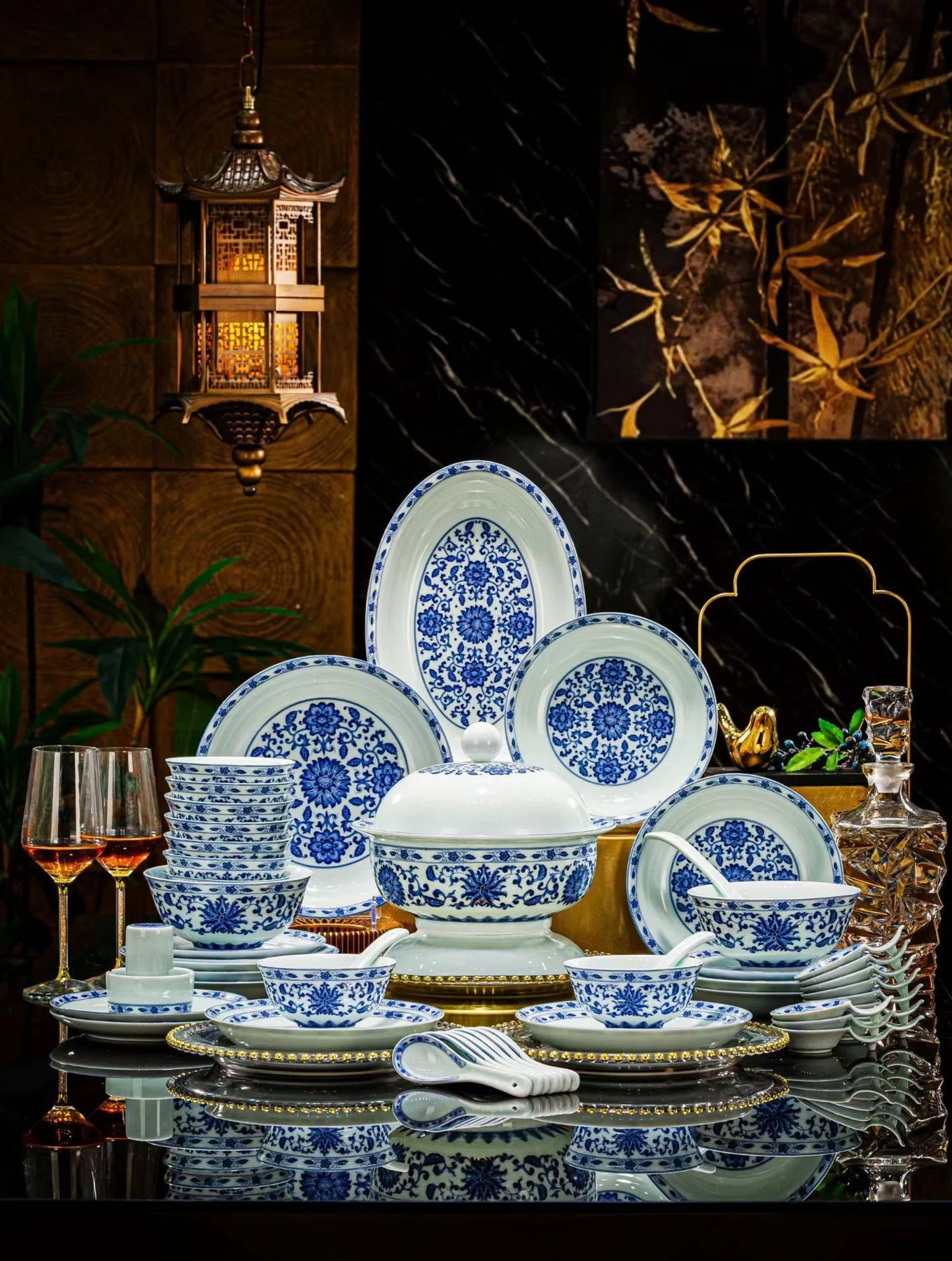 58头青花缠枝莲餐具