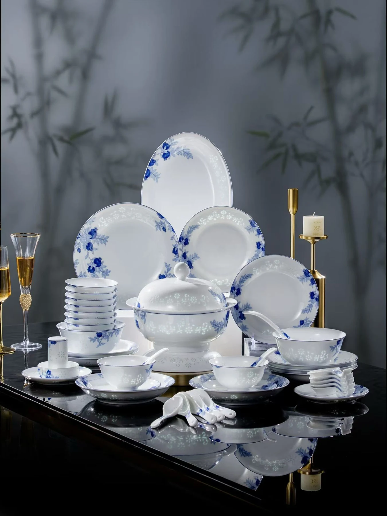 58头青花玲珑餐具·石榴花