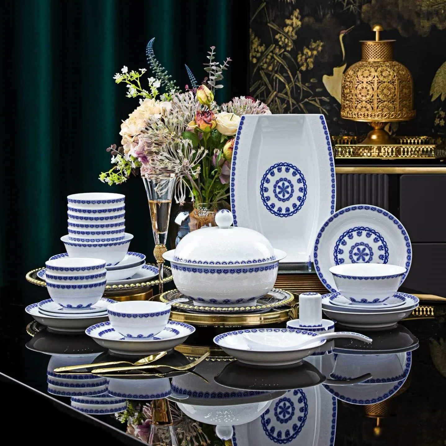 58头釉中青花宝相餐具